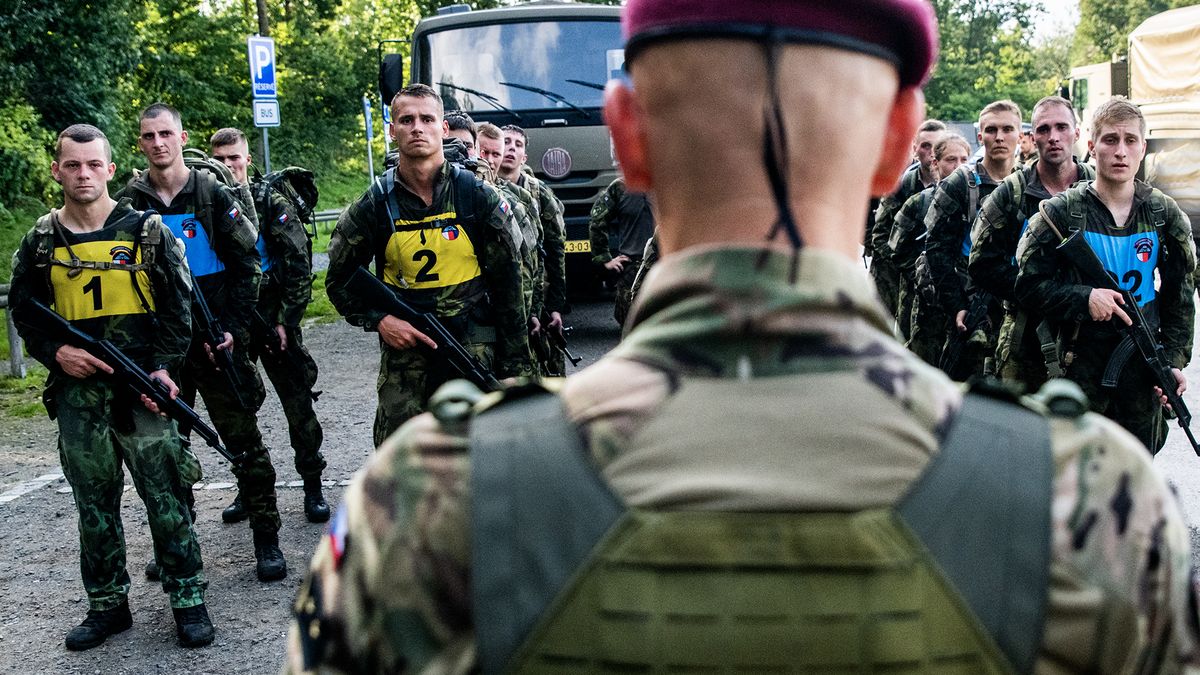 Česko vyšle 650 vojáků na Slovensko, souhlasila i opozice
